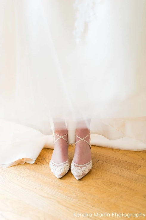 AMELIA/ // Brautschuhe mit Spitze bestickt